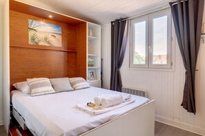 1 slaapkamer, een strijkplank/strijkijzer, wifi, beddengoed