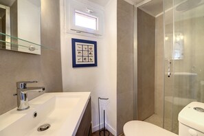 Shower, hair dryer, towels - (059) L'autre petit National (Antibes)