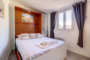 1 slaapkamer, een strijkplank/strijkijzer, wifi, beddengoed