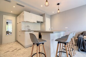Fridge, microwave, oven, stovetop - (013) L'escapade Eden Parc (Antibes)