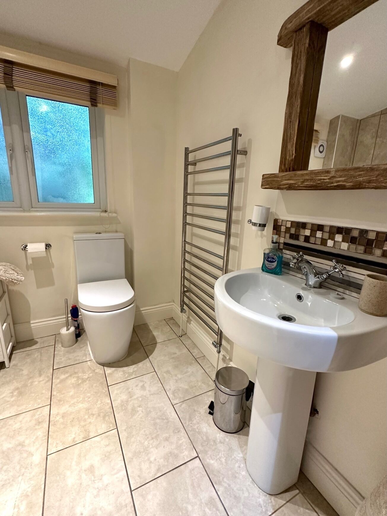 Douche, sèche-cheveux, serviettes fournies, papier toilette