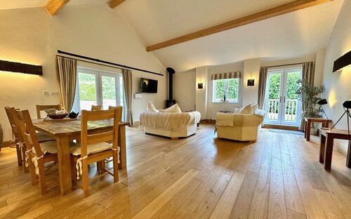 Beautiful Tranquil Barn in 14 acres of perfect peace within New Forest district