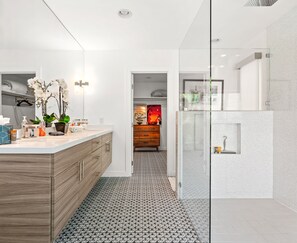 Dusche, Haartrockner, Handtücher