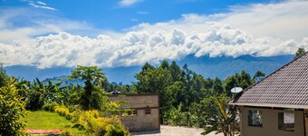 Apuuli Safaris & Cottages