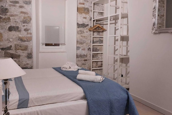 2 dormitoris, planxa i posts de planxar, wifi i roba de llit