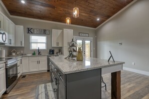 キャビン 3 ベッドルーム | 専用キッチン | 冷蔵庫、オーブン、コーヒー / ティーメーカー