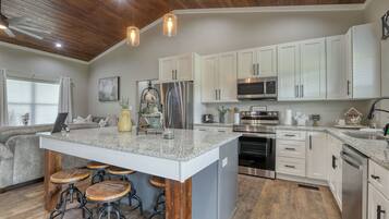 Cabin, 3 Bedrooms | Dapur peribadi | Peti sejuk, ketuhar, pembancuh kopi/teh