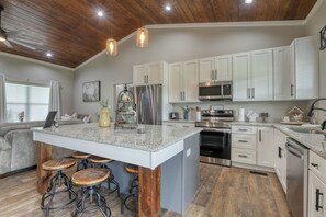 キャビン 3 ベッドルーム | 専用キッチン | 冷蔵庫、オーブン、コーヒー / ティーメーカー