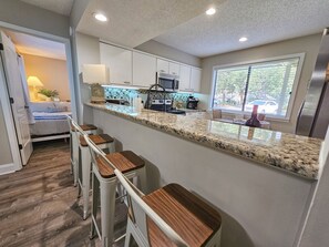 Refrigerador, horno, cafetera/tetera, tostadora