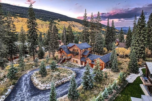 Peaks Paradise 4 Bedroom Home by RedAwning