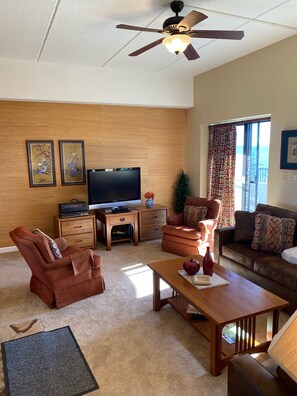 TV - 2 bedroom, 2 bath condo at the top of Sugar Mountain-unbelievable views! (Sugar Mountain)