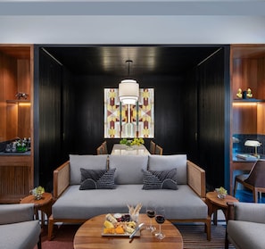 Suite Grand, vista al lago (Luxury) | Área de sala de estar | Smart TV y juguetes