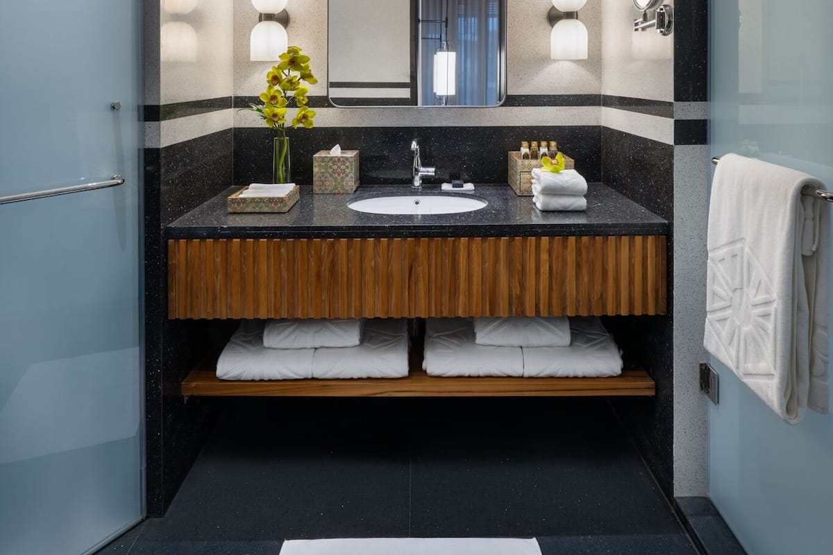 Dusche, Regendusche, Haartrockner, Bademäntel