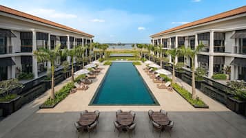 Piscina a l'aire lliure (horari: 08:00-21:00) i para-sols