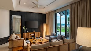 Una sala de estar moderna con un sofá, una mesa de centro y un televisor.