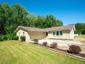 Exterior - Cozy and Charming 3 bedroom 2 bathroom House. (Geneva)