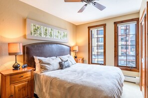 1 bedroom, iron/ironing board, travel cot, free WiFi - 1Bdrm/2Bath; Ski In/Out; Hot Tubs; Pool (Breckenridge)