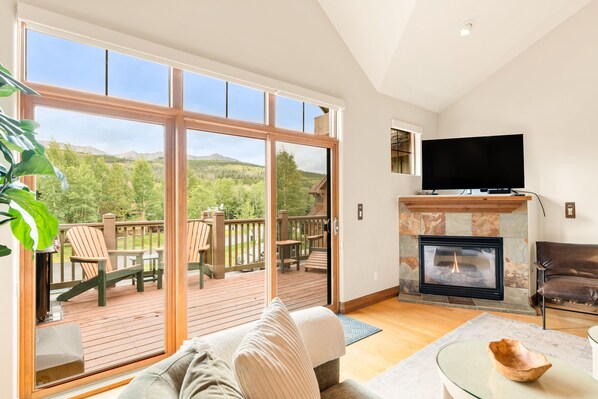 Televisie, een open haard en een kantoor