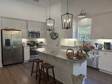 Fridge, electric kettle, blender, spices. Cottage near Elijah State Park, Savannah Lakes Village, Baker and Hickory Knob.