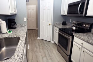 Fridge, microwave, oven, stovetop - Newly furnished and Updated Windsor Hills Resort Condo! Stay in excellence. (Kissimmee)