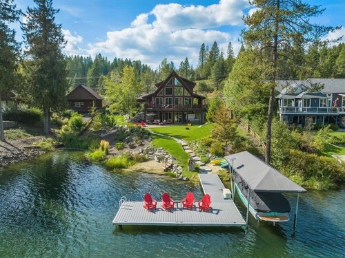 Waterfront Log Home, Dock, Hot Tub, and Pickleball