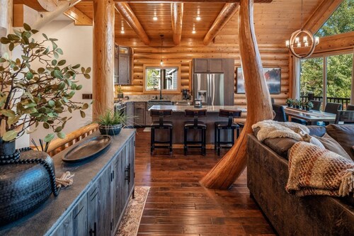 Waterfront Luxe Log Home, Private Dock, Hot Tub & Pickleball