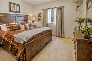 5 bedrooms, iron/ironing board, travel crib, free WiFi - Waterfront Log Home, Dock, Hot Tub, and Pickleball (Sagle)