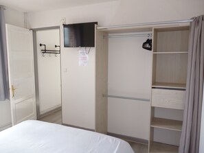 1 chambre, fer et planche à repasser, Wi-Fi gratuit, draps fournis