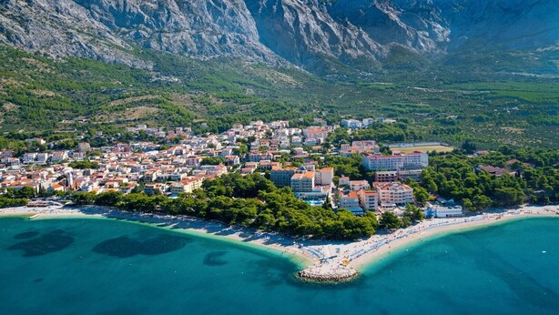 An aerial view of a coastal town with buildings, a beach, and mountains in the background. - Villa Lukas with 4 bedrooms, a high-quality family property in the Makarska hinterland (Gornji Vinjani)