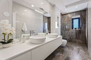 Douche, sèche-cheveux, serviettes fournies
