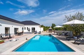 A heated pool - Villa Lukas with 4 bedrooms, a high-quality family property in the Makarska hinterland (Gornji Vinjani)
