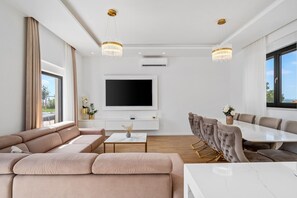 Fernseher, Kamin, Videospielkonsole, Tischtennisplatte