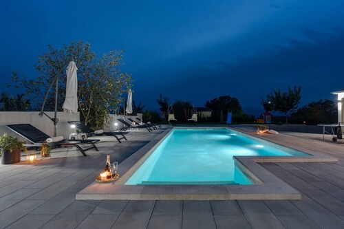 Villa Lukas with 4 bedrooms, a high-quality family property in the Makarska hinterland