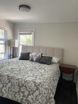 2 bedrooms, iron/ironing board, WiFi, bed sheets - Cozy Bungalow near Old Colorado City (Colorado Springs)