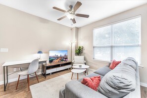 TV, offices - Cute SoCo 1BR King Suite w/ GymPickleballLaundry (Austin)