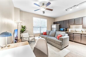 TV, offices - Cute SoCo 1BR King Suite w/ GymPickleballLaundry (Austin)