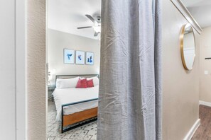 1 slaapkamer, een bureau, een strijkplank/strijkijzer, wifi