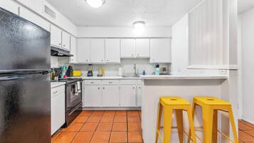 Réfrigérateur, micro-ondes, four, plaque de cuisson