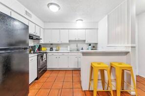 Geladeira, micro-ondas, fogão, cooktop