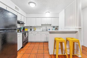 Fridge, microwave, oven, stovetop - Prime SoCo chic 2BR king suite w/ pool, parking (Austin)