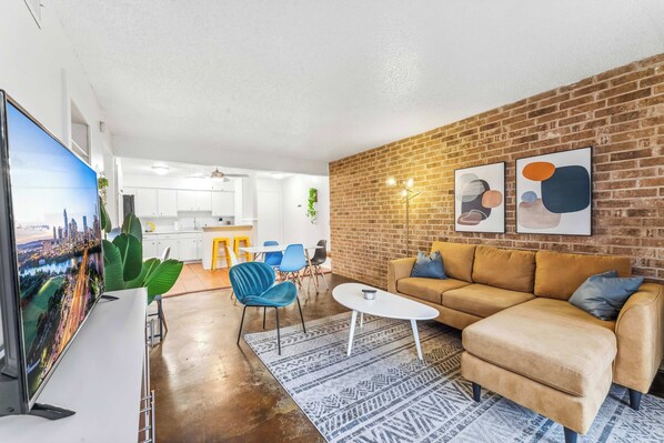 TV, offices - Prime SoCo chic 2BR king suite w/ pool, parking (Austin)