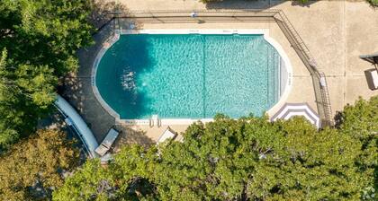 Prime SoCo comfy 2BR king suite w/ pool, parking