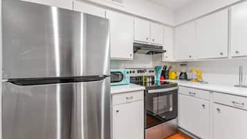 Kylskåp, mikrovågsugn, ugn och spishäll