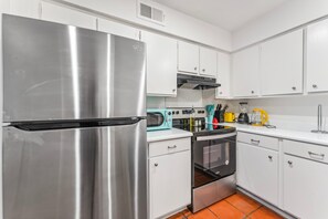 Een koelkast, een microgolfoven, een oven, een kookplaat