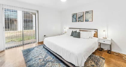 Prime SoCo comfy 2BR king suite w/ pool, parking
