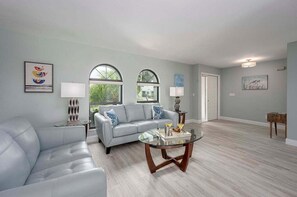 Smart TV - Aqua Bella - Waterfront Rental in Great Location - Vesteva (Cape Coral)