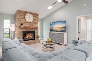 Smart TV - Aqua Bella - Waterfront Rental in Great Location - Vesteva (Cape Coral)