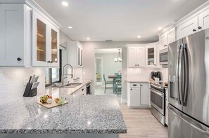 Fridge, microwave, oven, stovetop - Aqua Bella - Waterfront Rental in Great Location - Vesteva (Cape Coral)