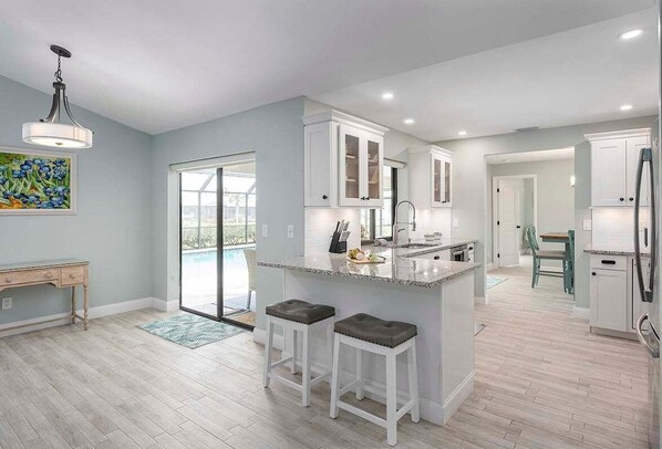 Fridge, microwave, oven, stovetop - Aqua Bella - Waterfront Rental in Great Location - Vesteva (Cape Coral)