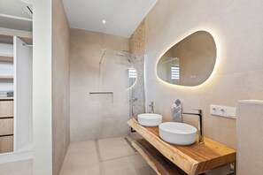 Haartrockner, Handtücher, Seife, Toilettenpapier